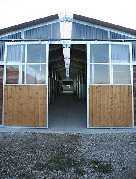 entrée de barn et son allée centrale