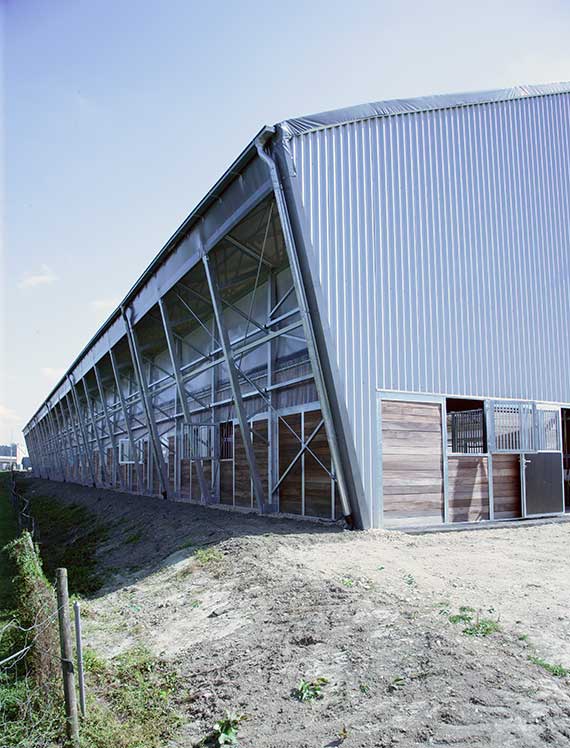 boxes extérieurs sur le côté de la halle